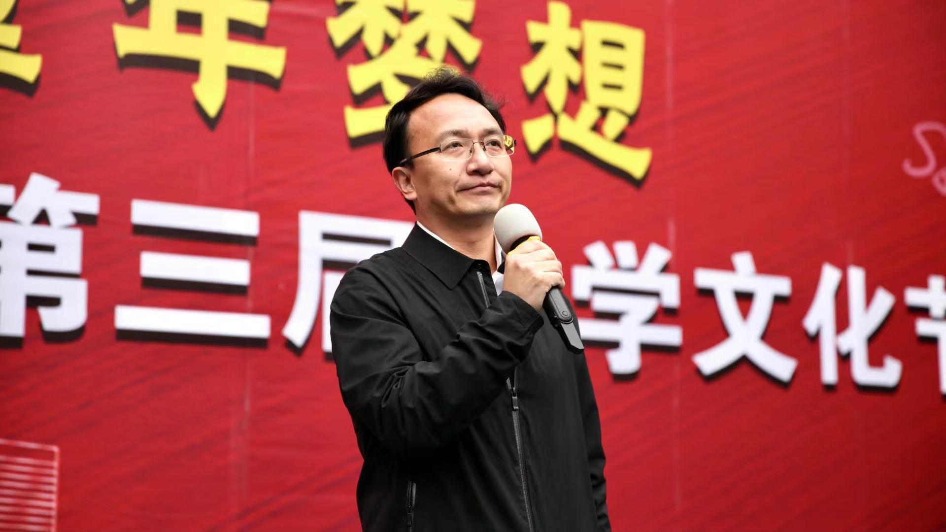贵阳市科协党组书记杨菲宣布活动开幕.