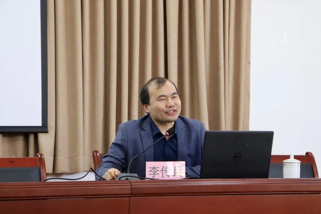 上午10点,贵州大学马克思学院副院长李传兵教授应邀到贵州农职院清镇