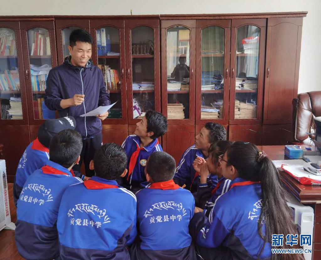 陈洪顺向西藏自治区昌都市贡觉县中学的学生们讲授经典诵读技巧(2020