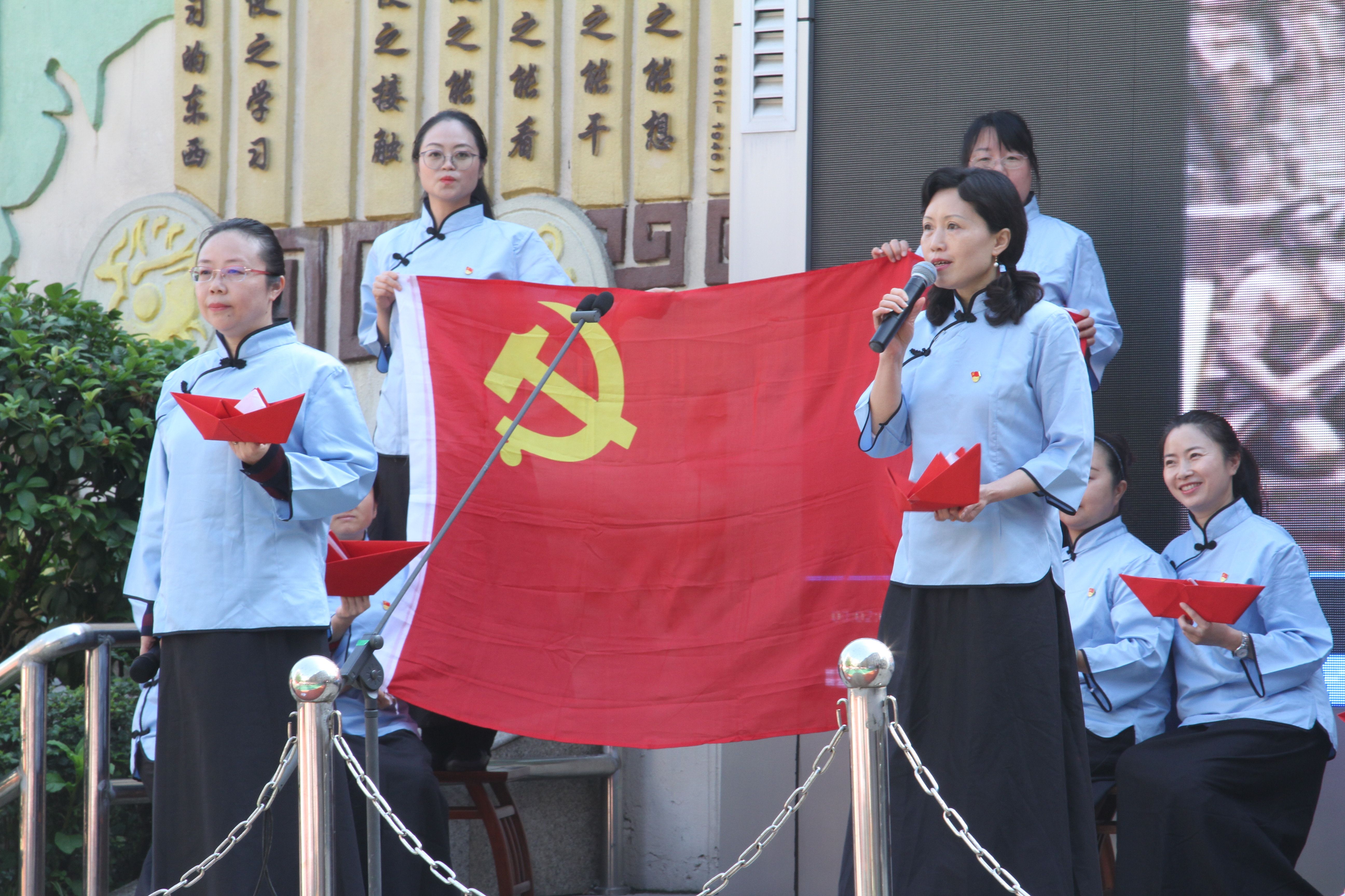 解放桥小学开展红旗下成长百年成长红色经典诵读活动