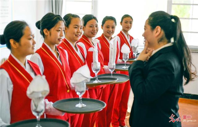 7日,河北省遵化市职业技术教育中心航空地勤专业的学生在进行托盘训练