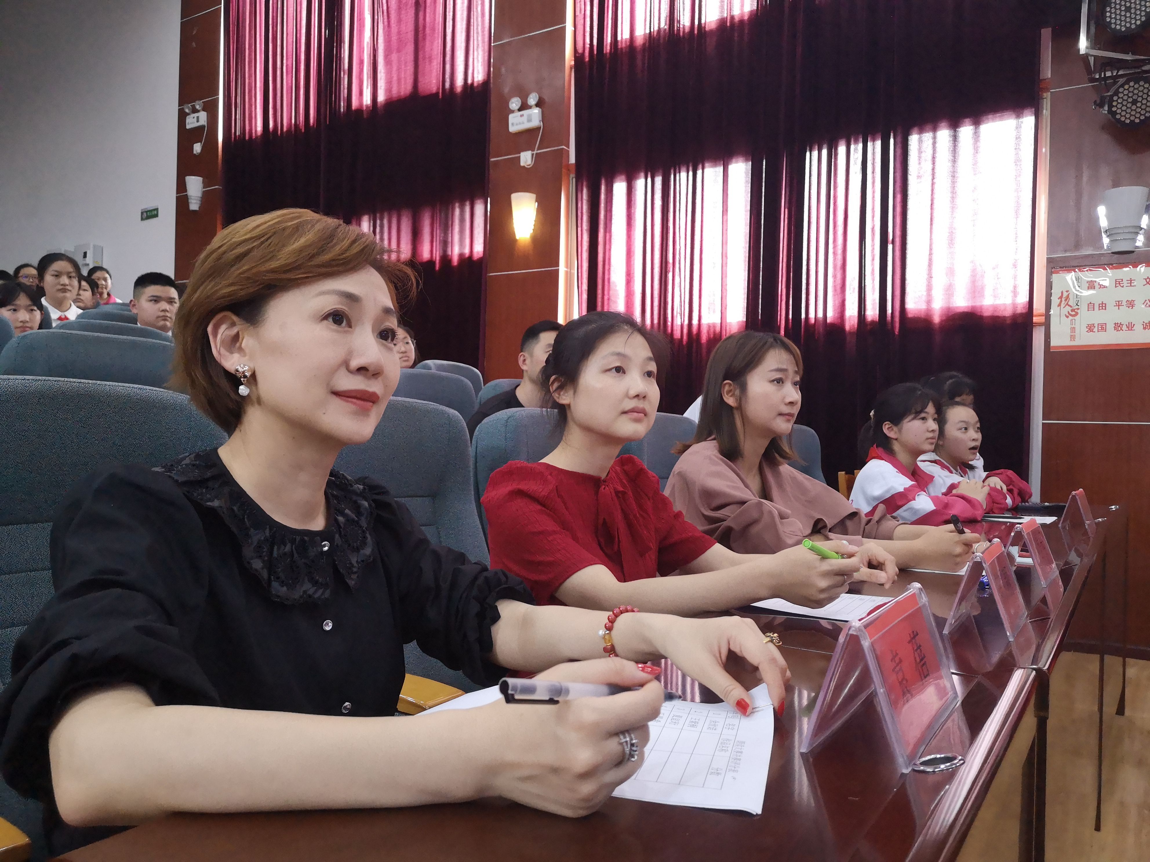 《太阳雨》栏目蓓蓓老师受邀作为此次决赛的评委,现场记录着孩子们的