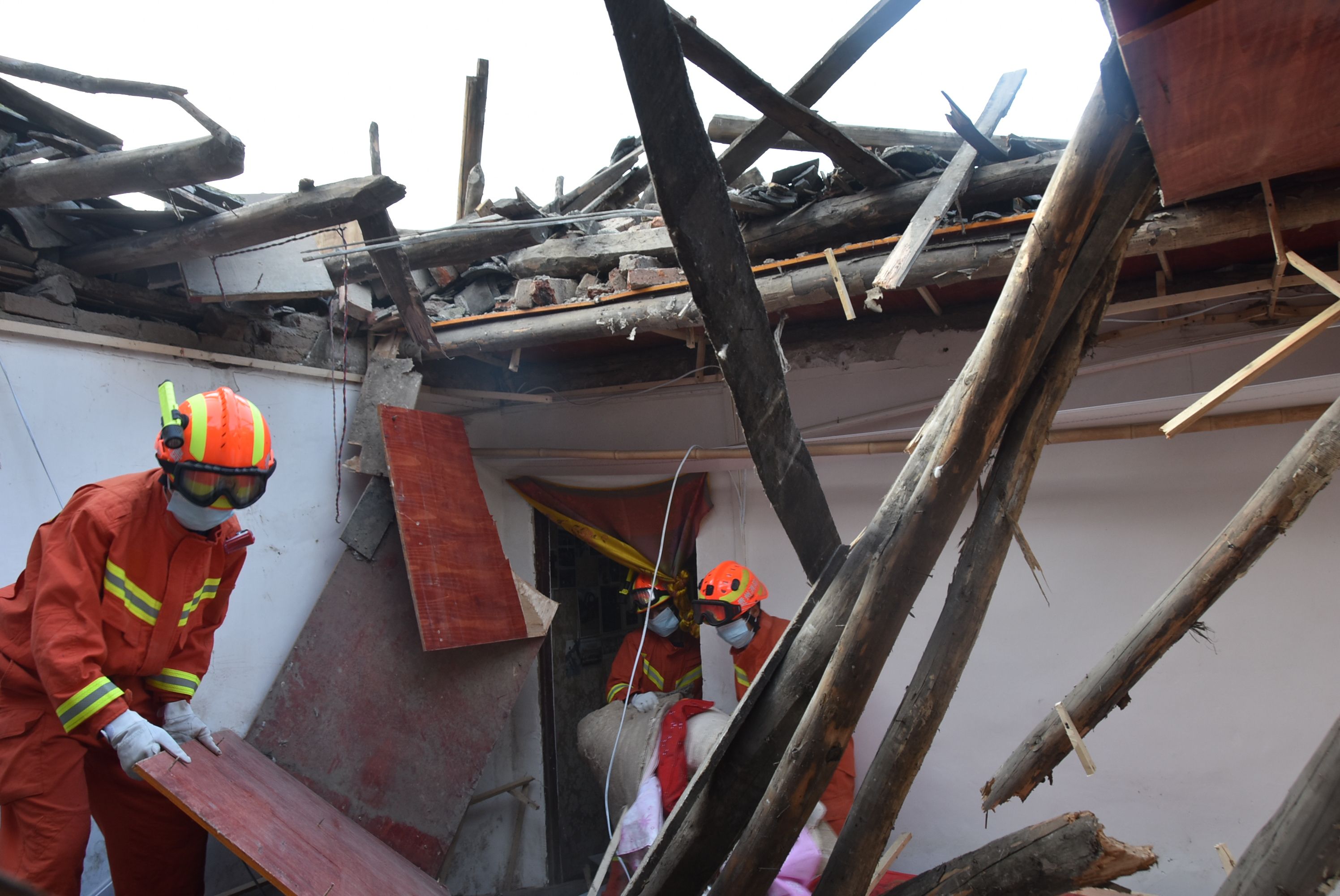 贵州瓮安一房屋突然垮塌当地消防紧急救援