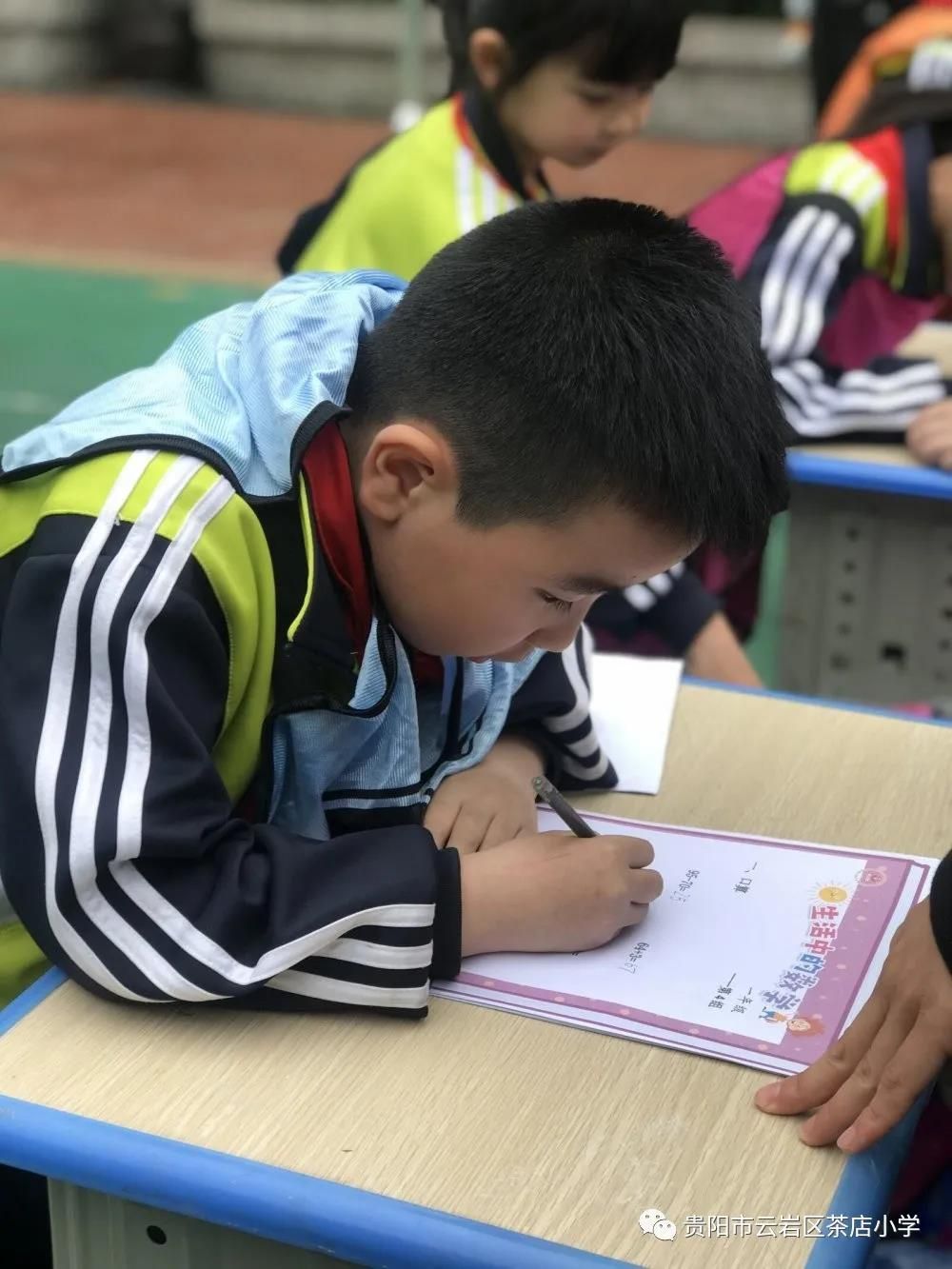 区茶店小学结合学生已有的知识水平和年龄特征开展以下活动:七巧板