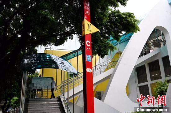广州市荔湾区,一名乘客走出坑口地铁站,该站所有出入口只出不进.