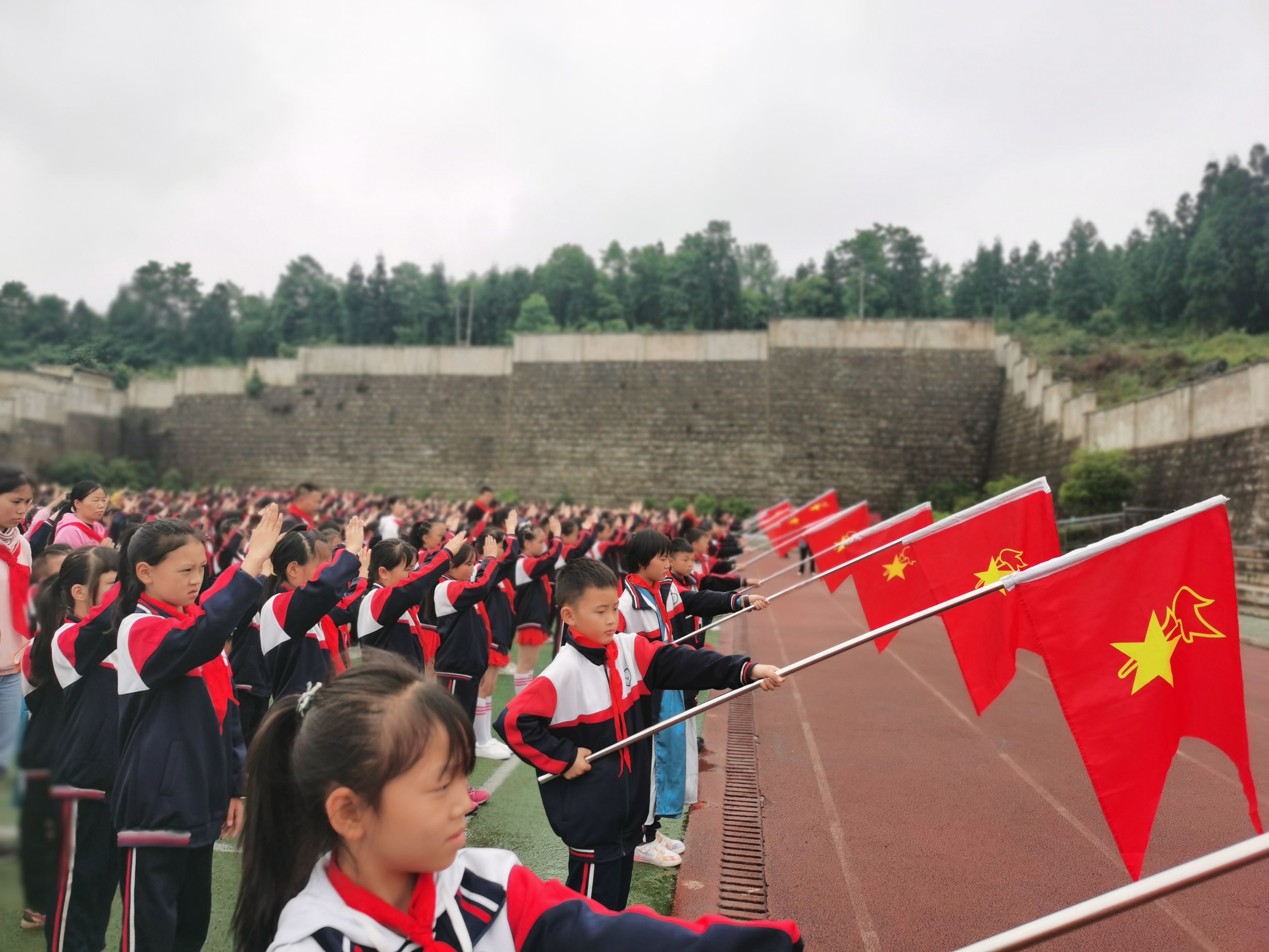 清镇市王庄小学开展红领巾心向党少先队入队仪式