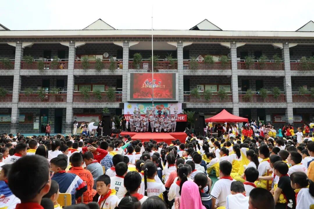文艺苑丨"六一儿童节"大型红色题材木偶戏《长征路上小红军》在甲秀小