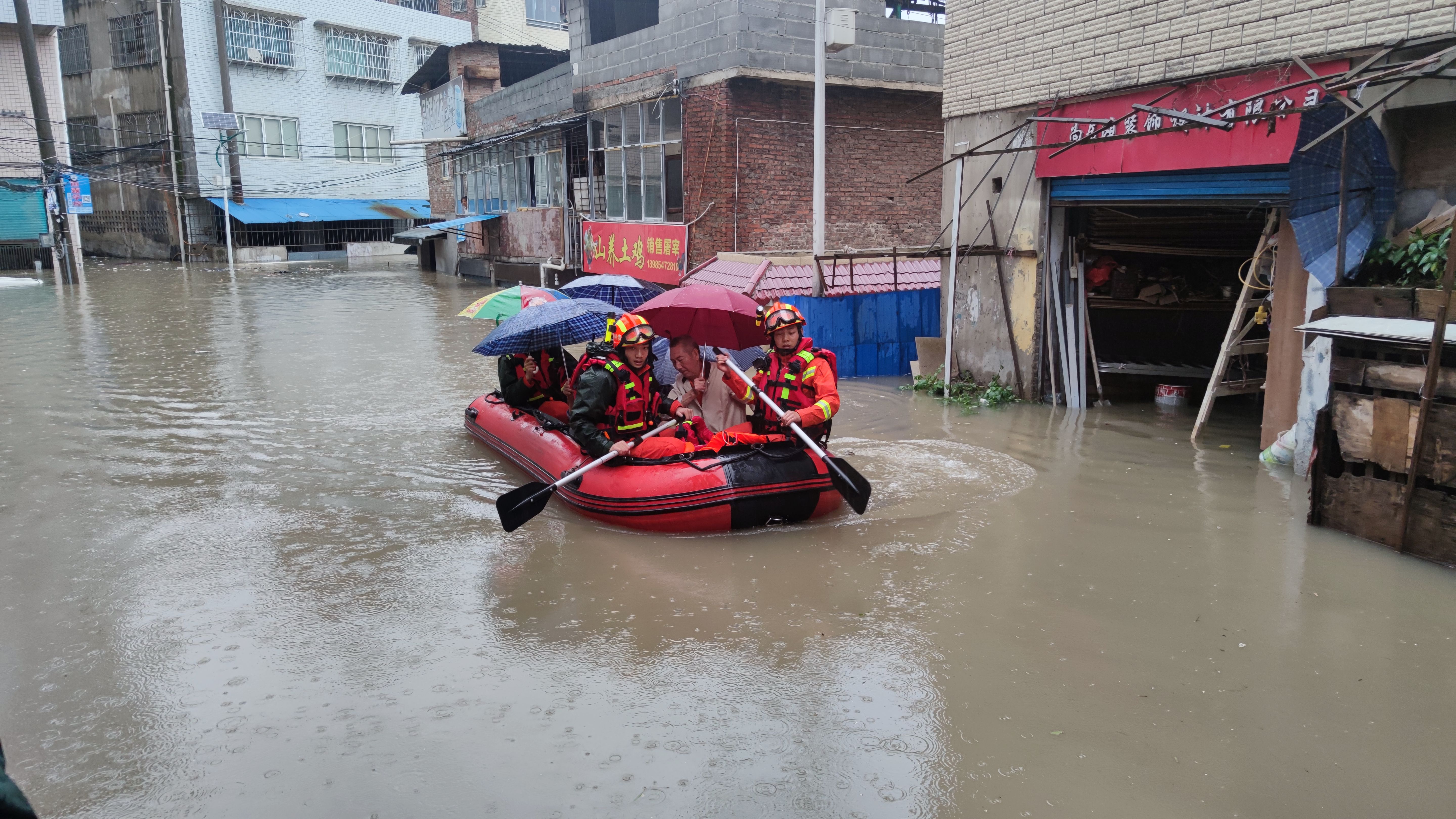 贵州多地突降暴雨贵阳望城坡积水及腰多人被困