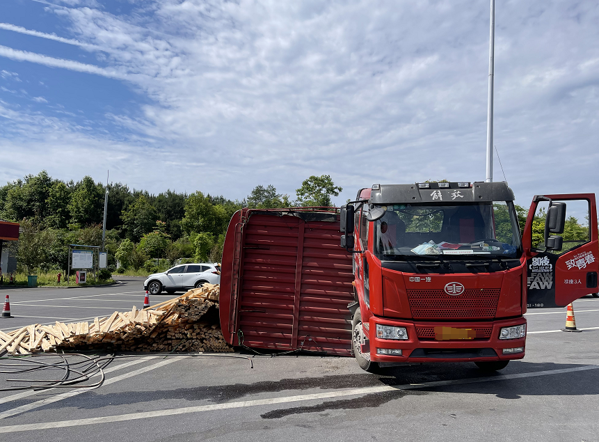 多出的货惹"祸"! 货车超载又超高,进入服务区侧翻