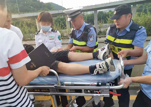 我为群众办实事中暑男子昏倒在中环东匝道内南明交警紧急救助