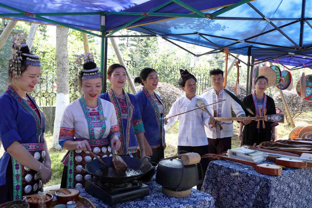 廣西壯族自治區柳州市三江侗族自治縣在古宜鎮三江鼓樓坪前舉辦2021年