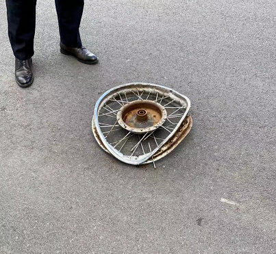 最后民警认定,陈某驾驶的重型牵引车货物掉落路面,引发交通事故,他将