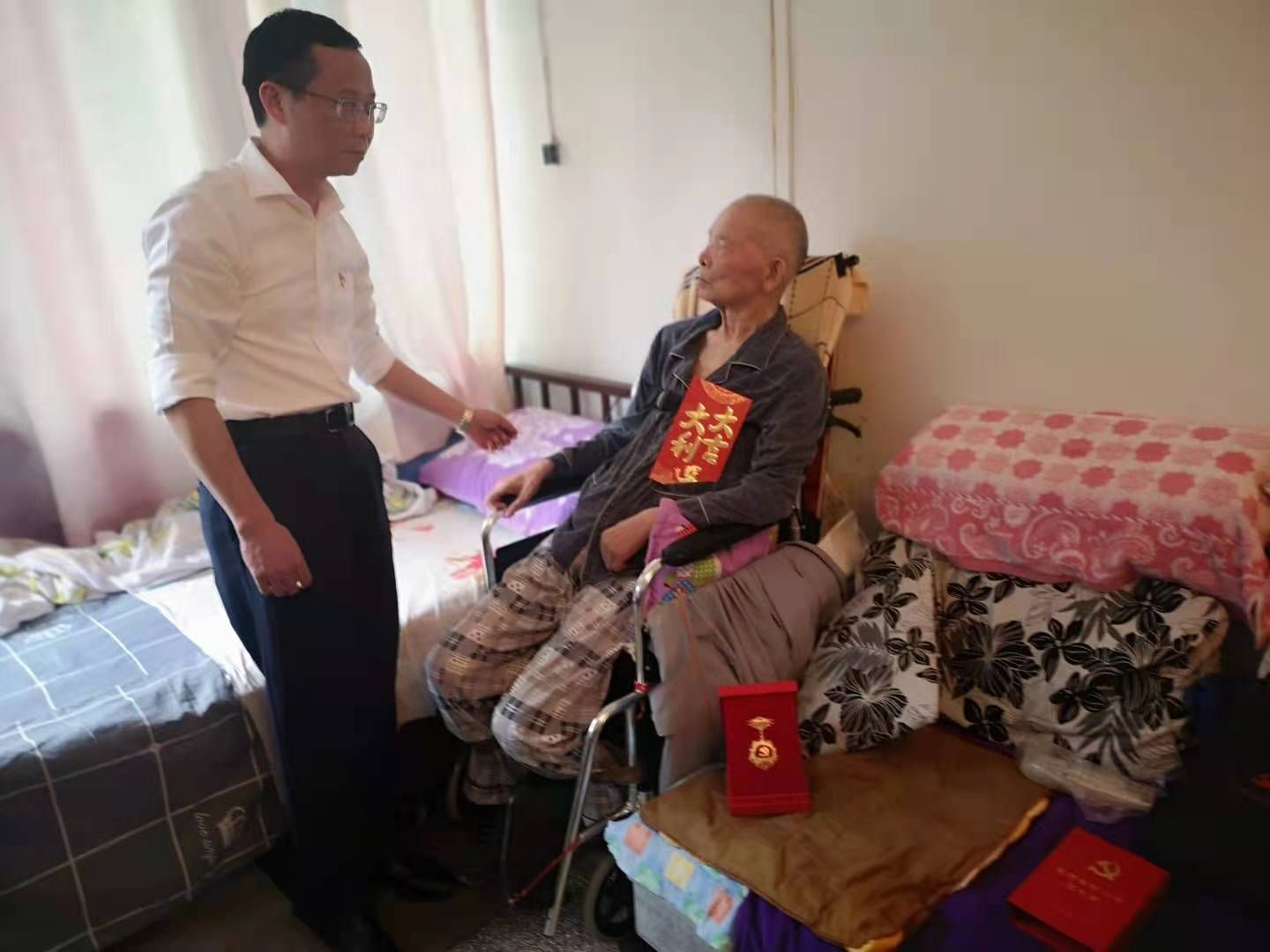 严肃,郭文,熊世桓,邹晓青等校领导分别到医院和家中看望老党员,代表