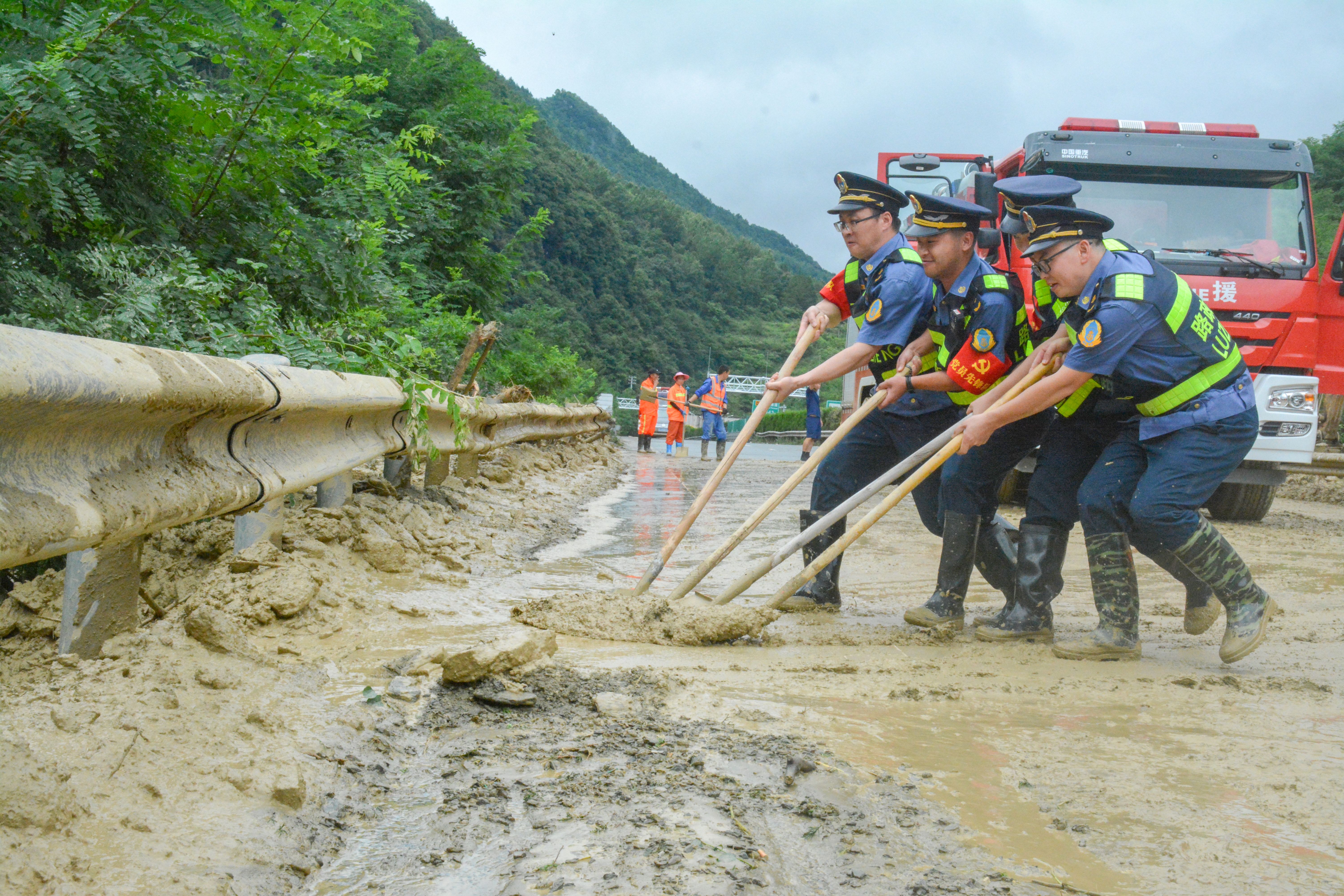 暴雨致滑坡交通中断石阡路政全力抢险