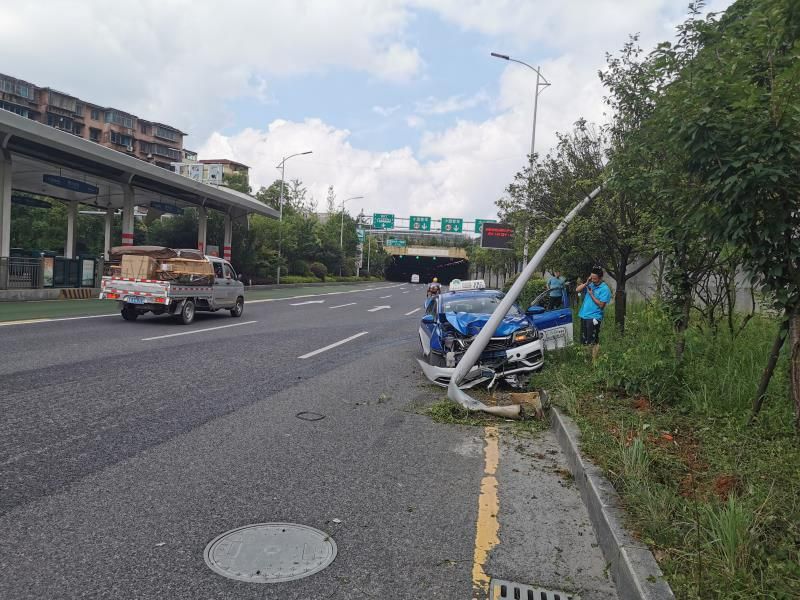 險中環路上一出租車迎頭撞向路燈杆所幸乘客均做了這事