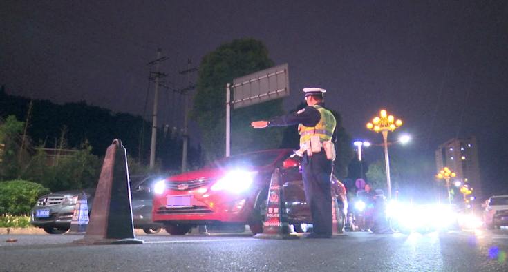 7月30日,关岭公安局交通警察大队在辖区开展酒驾醉驾常态查缉行动时