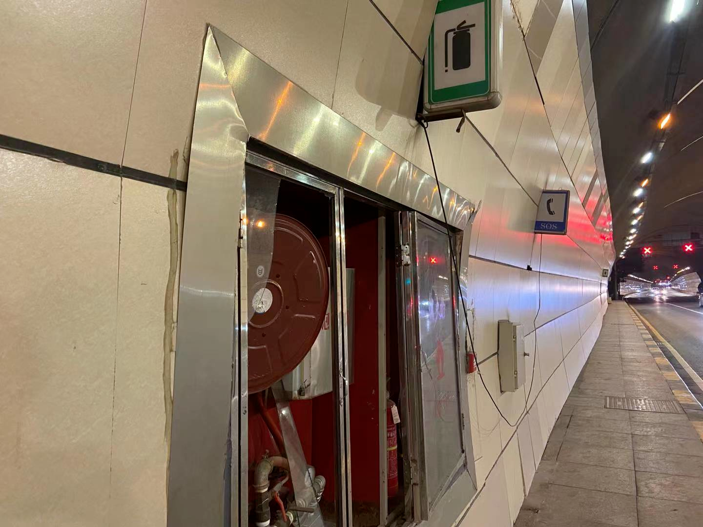 狮子山隧道多个消防箱损坏电闸箱门大开市民担心有安全隐患