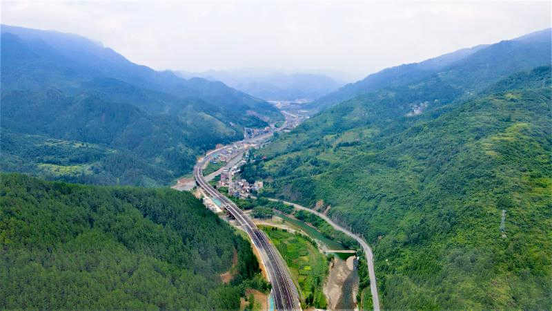 建成以后的秀印高速公路不仅能加强贵州省东北部地区纵向联系,还能为