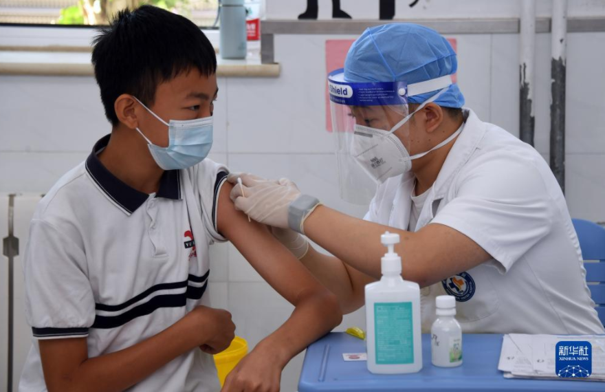 8月21日,在北京市育英学校航天校区,医护人员为学生接种新冠疫苗