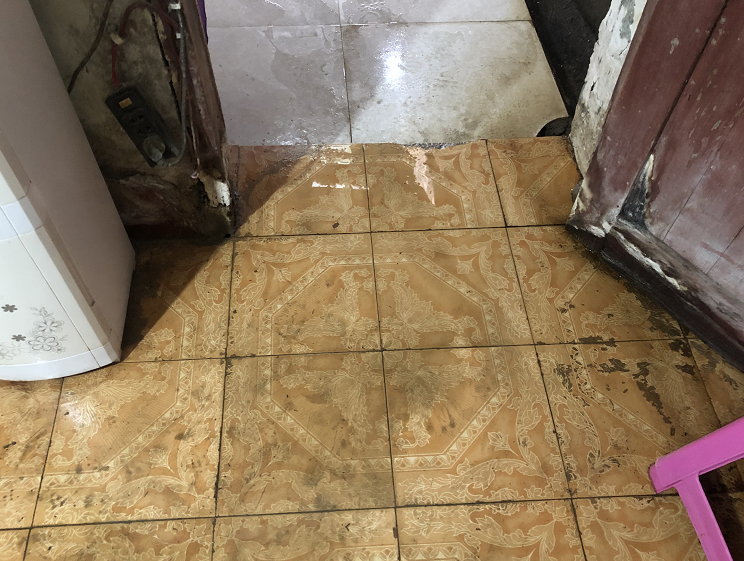 徐师傅说,当时供水管道突然爆裂,水大量涌出,他家背