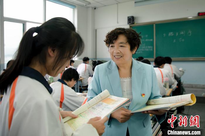 2021年8月中旬,甘肃省嘉峪关市酒钢三中教师闫桂珍(右一)辅导高三