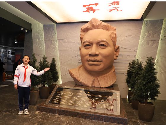 安顺市若飞小学与王若飞故居联合培养了一批小小讲解员.