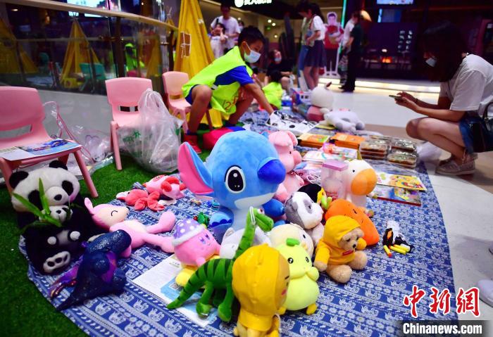 福州小学生摆摊助力星儿