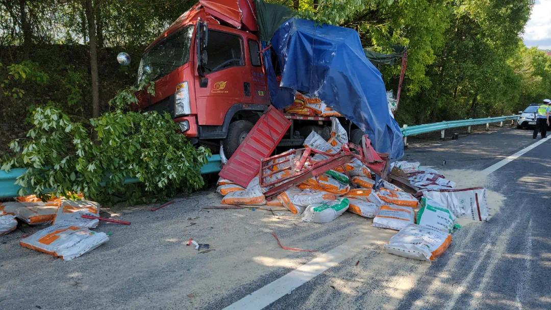 擅自在应急车道停车修车 结果