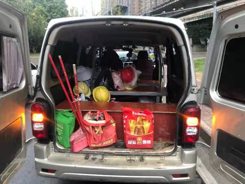 一辆面包车竟装了20人