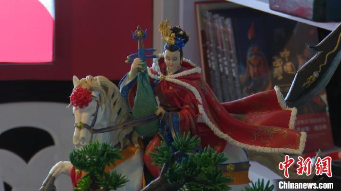 刘洁制作的面塑作品《昭君出塞 刘鸿鹤 摄