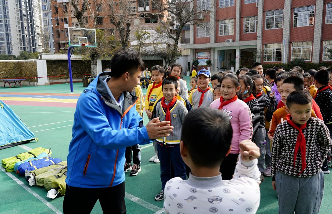 黔城初冬暖阳美云小户外活动欢贵阳市云岩小学开展户外教学活动