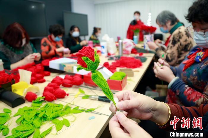 此次参与的巧手妈妈基本年龄都在60岁以上。　汤彦俊 摄