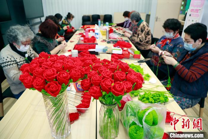 上海阿姨为北京冬奥会编结颁奖花束
