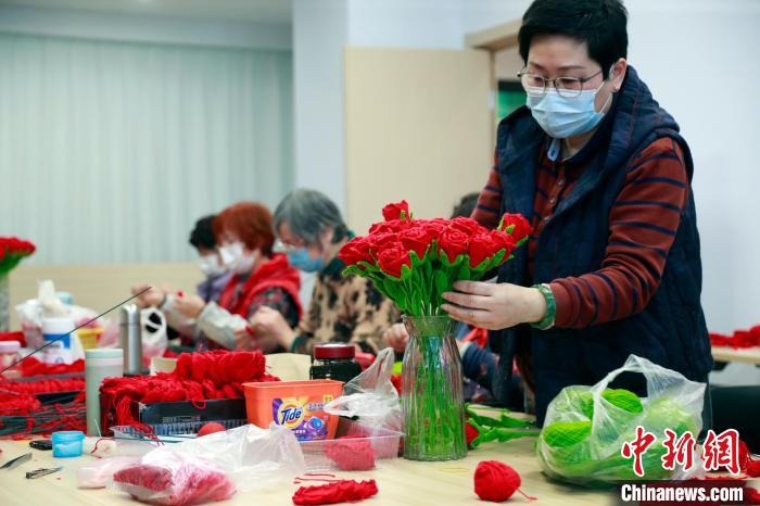上海阿姨正在赶制北京冬奥会颁奖花束。　汤彦俊 摄