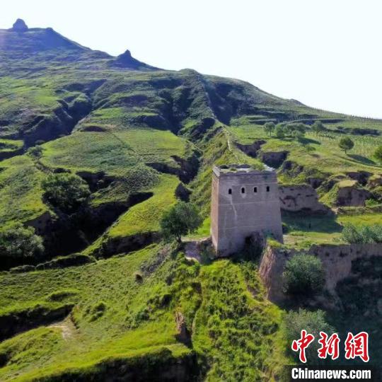 左云县境内古堡幽韵,长城绵延,以长城为主体,形成独特的边塞文化。 左云县融媒体中心供图 左云县境内古堡幽韵,长城绵延,以长城为主体,形成独特的边塞文化。 左云县融媒体中心供图