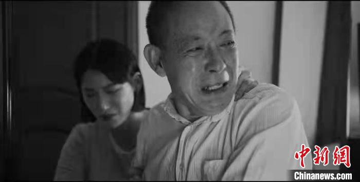 面对患者一家，张医生仿佛看到了当年的自己。　复旦大学附属妇产科医院供图