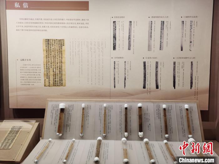 此次共有327件简牍文物展出。　向一鹏 摄
