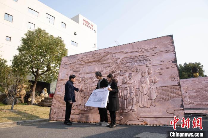 在壁画“剡中有戏”章节前，朱炳仁现场指导。　袁佳鑫 摄