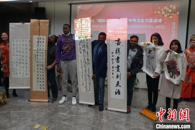 国际友人在江西南昌体验中国传统文化。　南昌市人民政府外事办公室供图