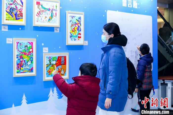 8日，“我为冬奥加油”青少年迷你冬奥会绘画作品展在京举办。　北京市关工委供图