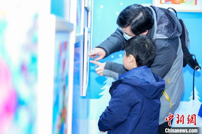 8日，“我为冬奥加油”青少年迷你冬奥会绘画作品展在京举办。　北京市关工委供图