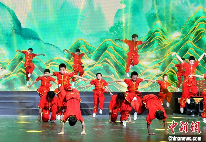 图为节目《虎啸醒春》正在录制。　吕明 摄