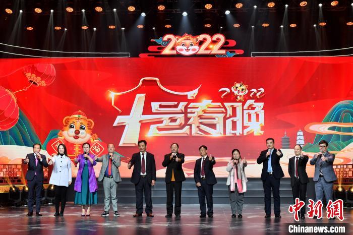 十邑春晚录制期间，部分世界福州十邑同乡总会侨领现场送上新春祝福。　吕明 摄