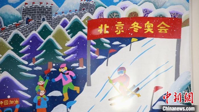 以冬奥会为主题的金山农民画。　徐明睿 摄