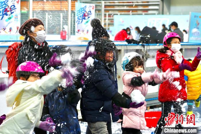 大小朋友们走上1800平方米的冰面，参与滑雪板接力、冰上碰碰球、冰上保龄球和自由滑冰等。　中福会供图