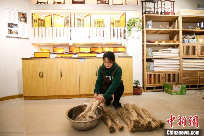麻做毛笔内芯是侯店毛笔独具特色之处，图为李红玉挑选好麻后在泡麻。　吕明会 摄