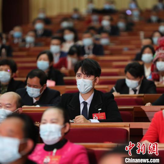 图为扎西顿珠正在参加政协云南省第十二届委员会第五次会议。　受访者供图