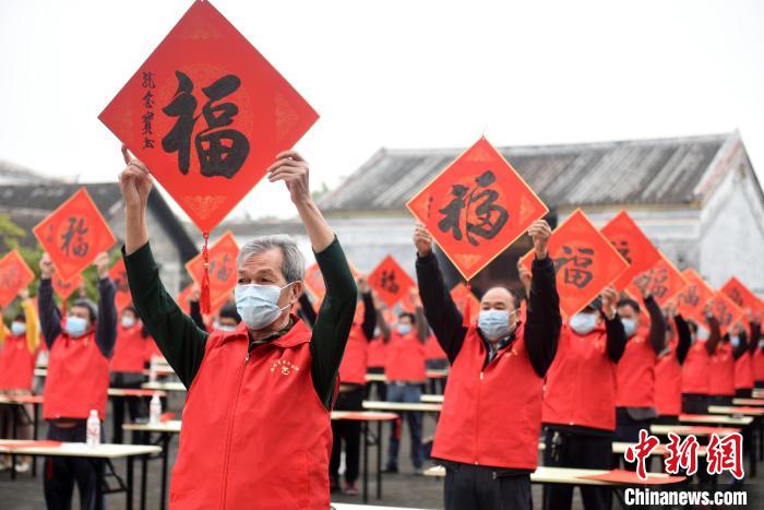 广西钦州百名书法家挥毫送新春祝福