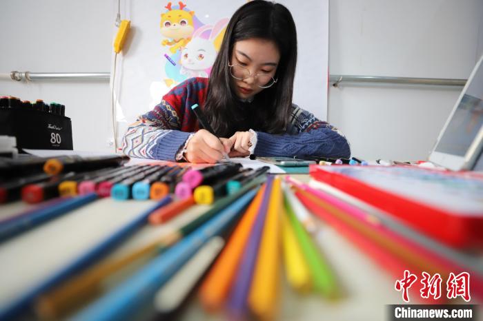 河北女大学生手绘画作祝冬奥：要画出冬奥会的精彩