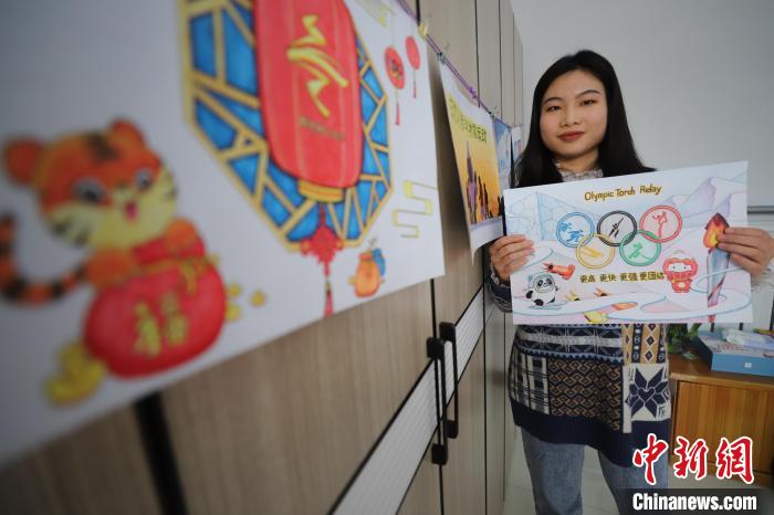 李慧迪展示创作的冬奥会主题画。　姚友谅 摄